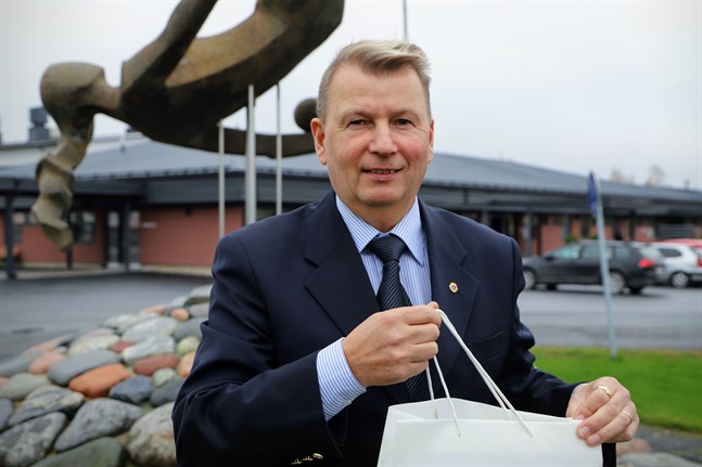 Kaj Hemming och de andra bröderna i Lions i Malax agerade snabbt när de fick nys om den långa kön. Nu donerar de åtta trygghetslarm till kommunen.