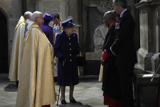 Den brittiska drottningen Elizabeth, 95, på besök i Westminster Abbey på tisdagen. Det undgick ingen att hon för första gången i ett publikt sammanhang hade stöd av en käpp.