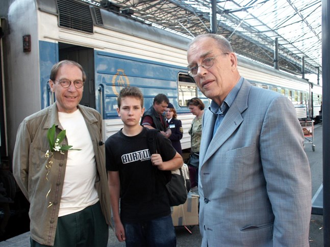 På den här bilden är författaren Pär Stenbäck på väg till Moskva och vidare mot Sibirien tillsammans med Rafael och Jörn Donner.