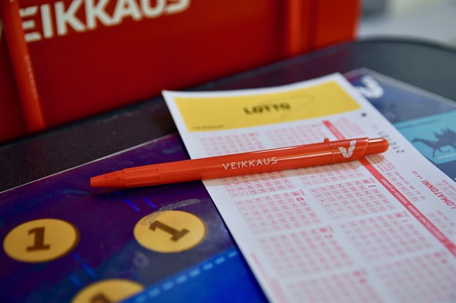 Stödet till bland annat kultur och idrott skärs ner när pengarna från det statliga spelbolaget Veikkaus minskar. Tror att en del av bortfallet kompenseras får Undervisnings- och kulturministeriet 43 miljoner euro mindre att dela ut nästa år.