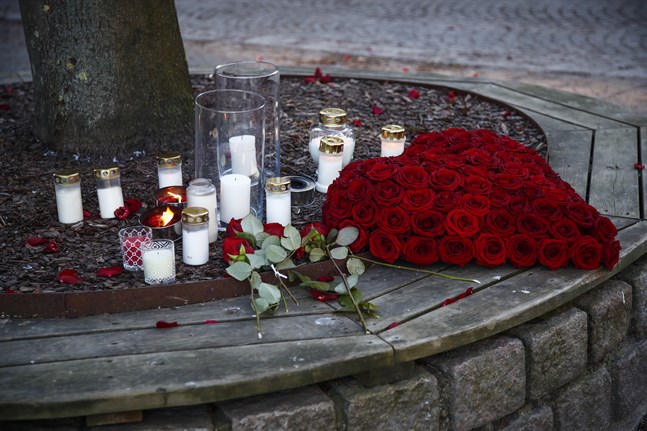 Ljus och blommor vid en av platserna där knivattacken ägde rum i mars. Arkivbild.