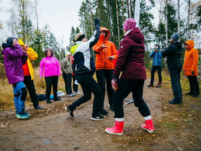 Kronobys lärare prövar utomhuspedagogik som arbetsmetod. Lina Boholm (i mitten) visar leken "mattetafatt" där matematik och gymnastik blandas.