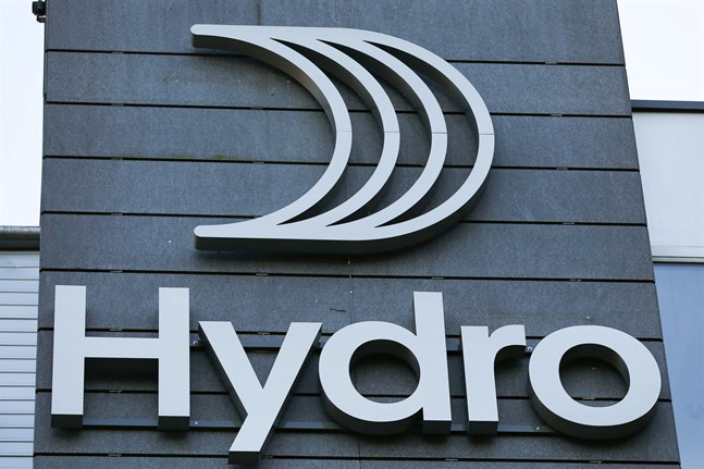 Norska bolaget Hydros aluminium används bland annat i fönster, dörrar och elbilar som säljs i Finland. Enligt Finnwatch pågår nu hundratals rättsliga ärenden mot bolaget. Hydro anklagas bland annat för miljöförstöring och skogsskövling i norra Brasilien, samt för att ha äventyrat livsvillkoren för utsatta delar av befolkningen där.