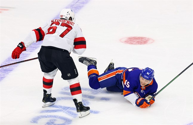 Robin Salo i närkamp med New Jersey Devils slovakiska ytter Marian Studenic i en träningsmatch.