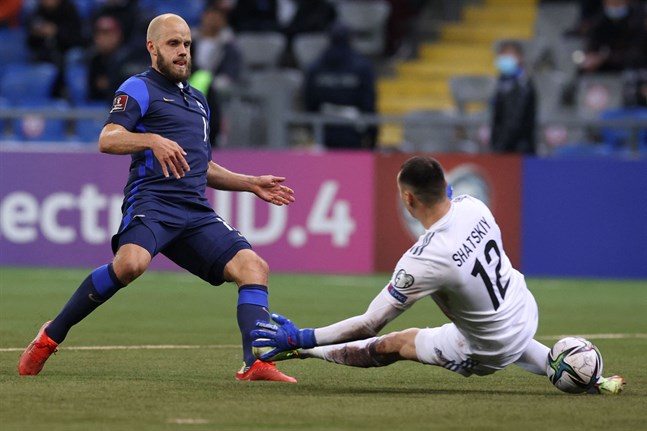 Teemu Pukki gör 0–1 strax före pausvilan. Lite senare skulle han bli historisk då han satte sitt andra mål för dagen och blev ny innehavare av rekordet för flest gjorda landslagsmål.