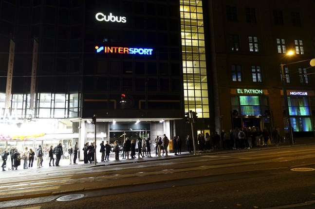 Många restriktioner lättade den 1 oktober. Bilden är tagen utanför en nattklubb i Helsingfors samma kväll.