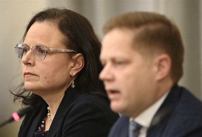 Mia Laiho och Markus Lohi på presskonferensen om coronapasset.