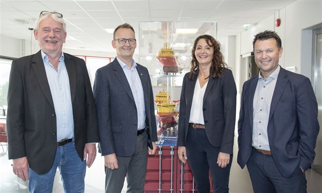 Jan Lodden, från Eidesvik Offshore, Hans-Petter Nesse, direktör för Wärtsilä i Norge, Gitte Gard, från Eidesvik Offshore, och Cato Esperø, Wärtsiläs försäljningsdirektör i Norge, leder arbetet med att konvertera fartyget.