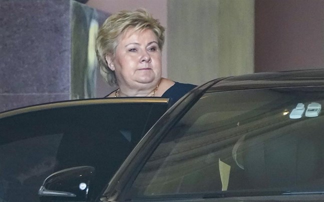 Erna Solberg lämnar slottet i Oslo efter att formellt ha meddelat kungen att hon avgår.