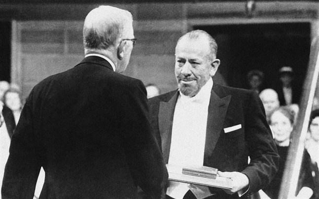John Steinbeck tar emot nobelpriset i litteratur 1962.