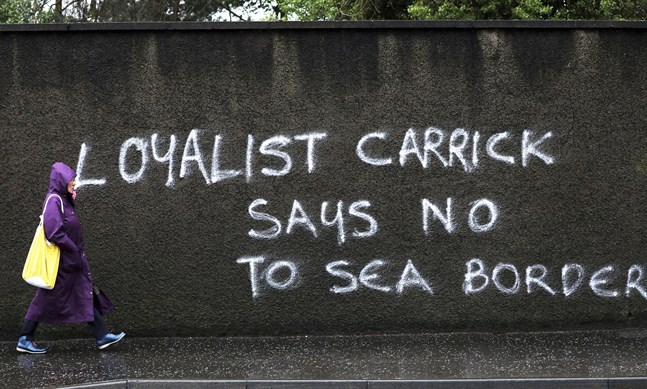 "Lojalister i Carrick säger nej till en gräns till havs", lyder budskapet på en vägg i Carrickfergus i Nordirland, där brittiskvänliga fraktioner protesterar mot de kontroller som blivit följd av Storbritanniens utträde ur EU. Nu väntar nya EU-förslag för att lätta på situationen. Arkivfoto.