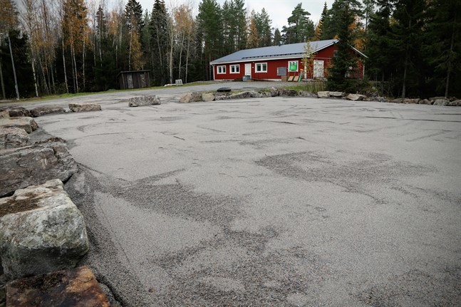 Den här grusplanen är till för bouleklot. Det som saknas är linjerna som ska dela upp området i fyra till fem spelplaner.