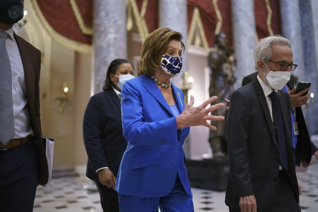 Nancy Pelosi, representanthusets talman, inför omröstningen i kammaren.
