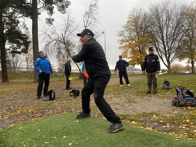 Lars Wilhelms kastar här ut discen och hans spelkompisar följer med. Två gånger i veckan samlas gänget för att spela.