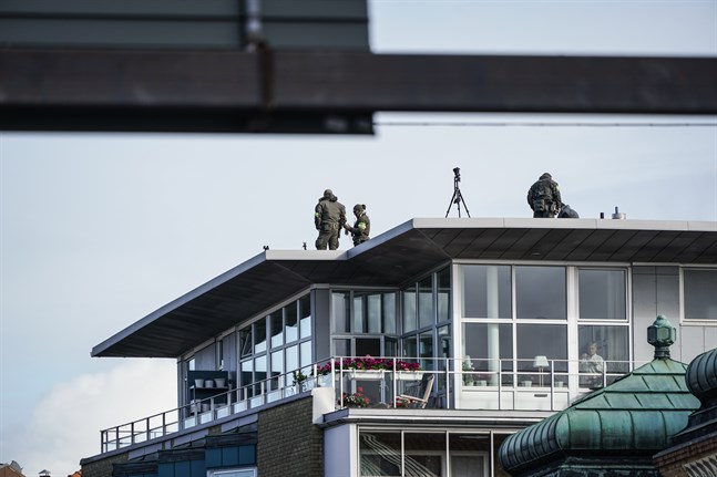 Polisens krypskyttar på tak intill synagogan i centrala Malmö.