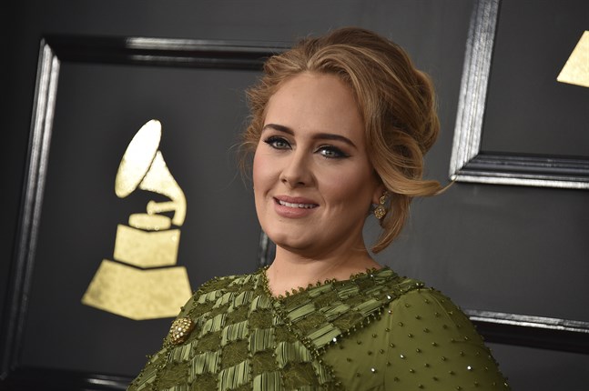 Adele släpper nytt. Här syns hon på Grammygalan 2017.