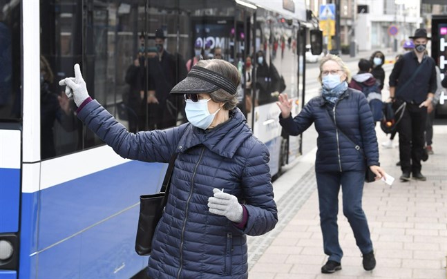 Juha Salonen uppmanar folk att fortsätta använda ansiktsmask på offentliga platser. Samma rekommendation gäller i stora delar av landet.