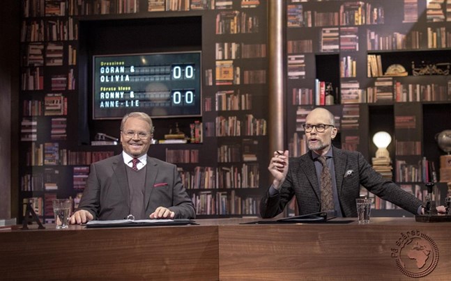 Domaren Fredrik Lindström och programledaren Kristian Luuk i frågeprogrammet "På spåret".