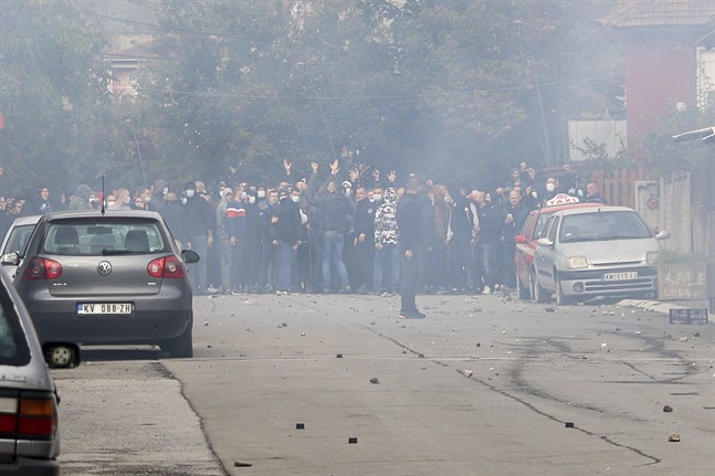 En grupp kosovoserber blockerar en gata i Mitrovica i Kosovo.