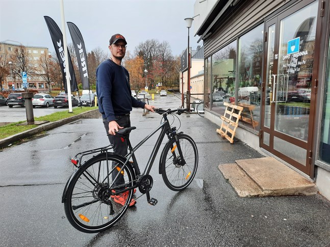Patrik Vesterlund visar en Trek Dual Sport 3-cykel, exakt likadan som den som stals i fredags.