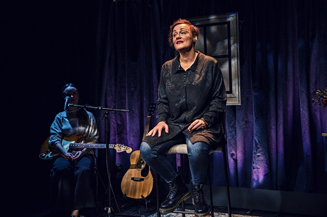 Musiken är en viktig del i föreställningen. Maria Udd har valt låtar som betytt mycket för henne. Här tillsammans med musikern Evelina Salonen.