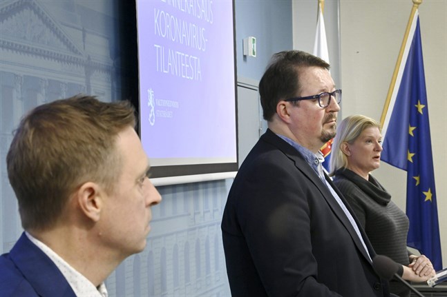 Pasi Pohjola, direktör vid Social- och hälsovårdsministeriet, Mika Salminen, direktör vid Institutet för hälsa och välfärd, och institutets ledande expert Mia Kontio presenterade en coronaöversikt på torsdagen.