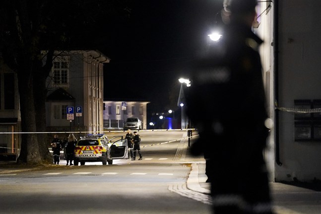 Fem personer har dödats och två har skadats av en man med pilbåge som angripit människor i Kongsberg.