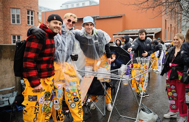 Anton Mattfolk, Valter Forsberg och Jesse Tunkkuri är på strålande humör. Äntligen får man gå ut och festa tillsammans igen. Lukas Törnqvist träffar nästan ölstopet och Sanna Håkans väntar på sin tur.