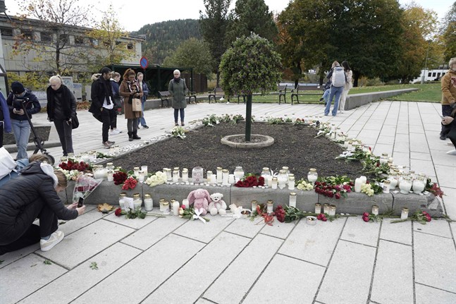 Blommor, ljus och nallebjörnar läggs ner som tecken på den sorg som drabbat Kongsberg.