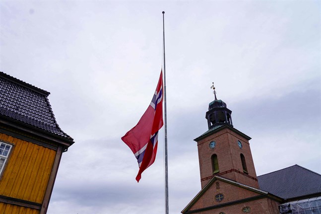 Flaggan vajar på halv stång i Kongsberg.