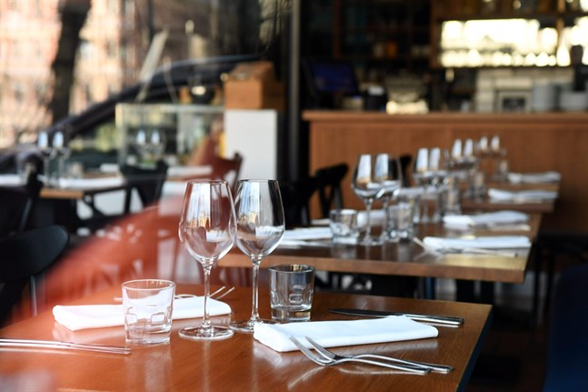 Restauranger, kaféer och barer i Mellersta Österbotten berörs från och med fredag av coronarestriktioner.