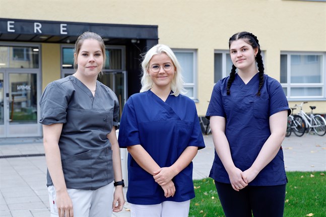 Petra Ingman, Linn Granbacka och Wilma Hammarberg går sjukskötarutbildningen på yrkeshögskolan Novia.