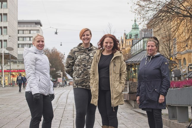 Kirsi Ikäheimo, Ulrika Luhtala, Jenni Kiuru och Marttina Rahja är med och arrangerar de bostadslösas natt. De önskar även allmänheten välkommen att bekanta sig med det breda fältet av organisationer som jobbar med stöd för personer i nöd.