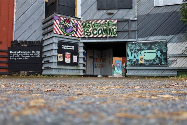 "Winter Edition is coming" står det på en skylt ovanför ingången till det färgstarka Wasa Graffitilandia.