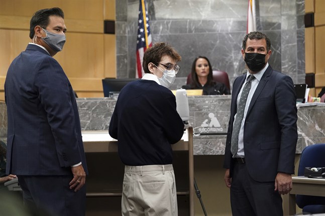 Nikolas Cruz, med sina två försvarsadvokater, erkänner sig skyldig till skolattacken i Parkland, Florida 2018.