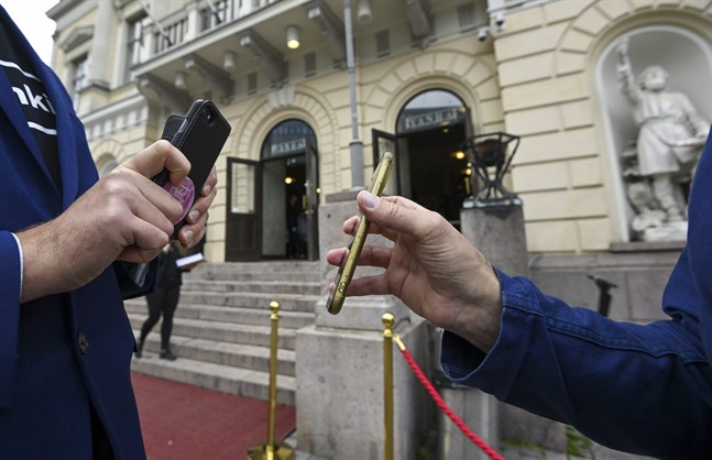 Appen Coronaintygsavläsaren läser av den QR-kod som finns på covidintygen. Som besökare behöver man alltså endast se till att ha med sig sitt covidintyg elektroniskt eller till pappers.