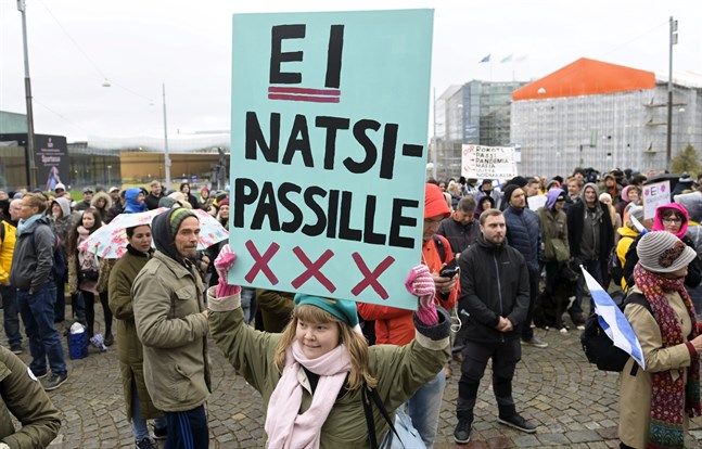 Medan riksdagen debatterade coronapasset, pågick en demonstration mot passet utanför riksdagshuset i Helsingfors.