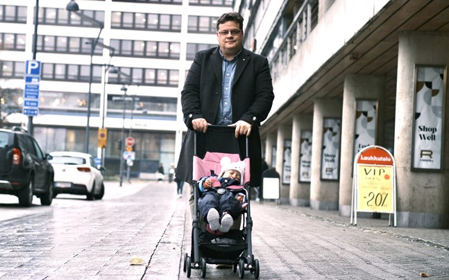 Peter Sjökvist vill leda Finlands svenska socialdemokrater under de kommande två åren. På bilden tillsammans med treåriga sonen Kevin.