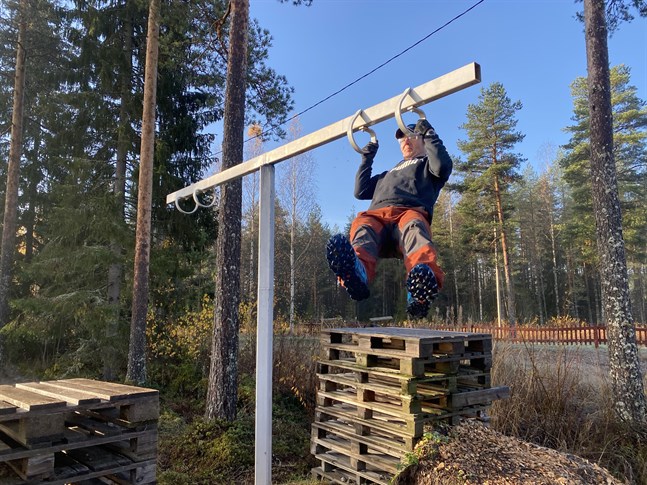 Hinderbanan i Pörtom är den största i regionen sett till antalet hinder. Här visar Johnny Granqvist hur man ska ta sig genom "Vindmöllan".