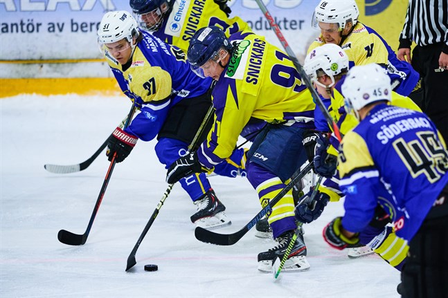 Malax IF och Kraft tar paus från träning och match i två veckor. Här kämpar Joackim Ahrner och Hampus Snickars om pucken när lagen möttes i Malax i oktober.