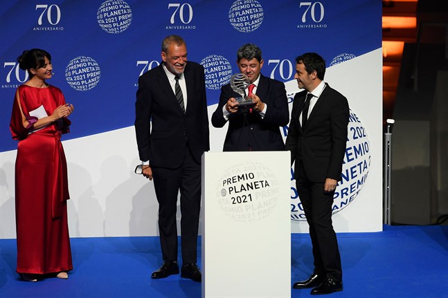 När de fick Premio Planeta på en miljon euro valde Jorge Díaz, Antonio Mercero och Augustín Martínez att kliva fram som författare bakom pseudonymen Carmen Mola.