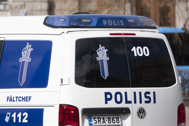 Personen som sköt mot polisen är häktad och misstänks för mordförsök och skjutvapenbrott.