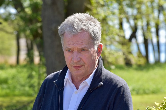 Republikens president Sauli Niinistö skriver på Twitter att han väntar på en tredje dos coronavaccin. Arkivbild.