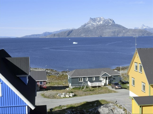 Ryssland vill bland annat samarbeta med Grönland kring fisket. Här syns berget Sermitsiaq från Grönlands huvudstad Nuuk. Arkivbild.