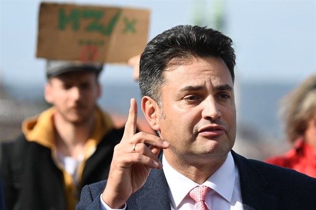 Borgmästare Peter Marki-Zay, från staden Hódmezovásárhely, blir oppositionens gemensamma kandidat mot premiärminister Viktor Orbáns parti Fidesz.