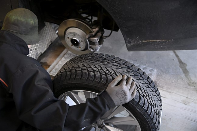 "Det lönar sig inte att skjuta upp och tänka på att spara på vinterdäcken. Däcken under bilen slits alltid, och det viktigaste är att däcken är lämpliga med tanke på årstiden och vädret", säger Jarmo Nuora, ordförande för Bildäcksförbundet, i ett pressmeddelande.