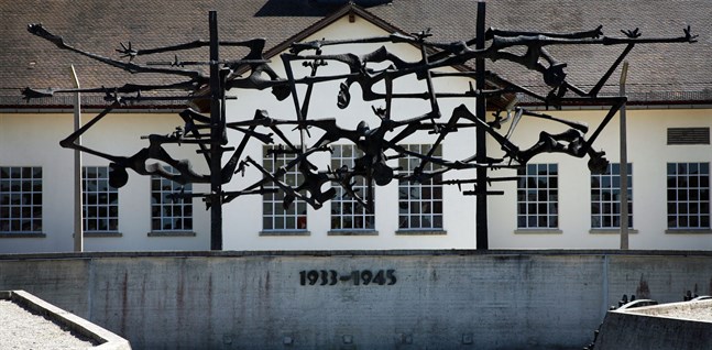 Två finländska turister gjorde i söndags Hitlerhälsningar vid koncentrationslägret Dachau.