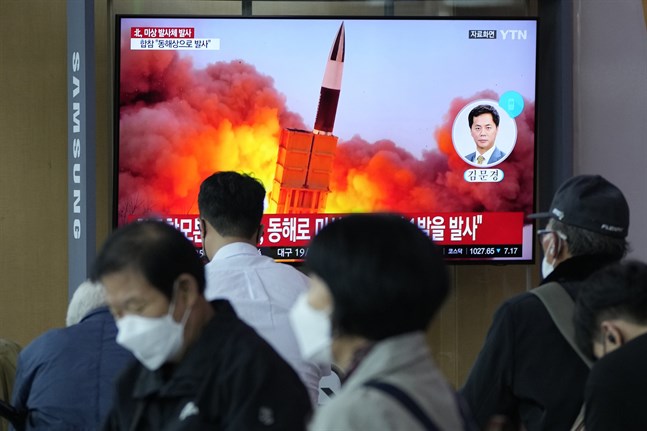 Nordkorea har den senaste tiden genomfört flera robotprovskjutningar. Här rapporterar sydkoreansk tv om robottesterna i slutet av september.