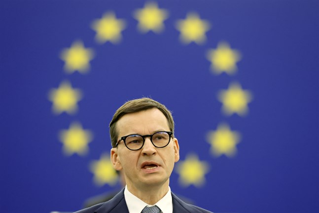 Polens premiärminister Mateusz Morawiecki talar inför EU-parlamentet i Strasbourg.