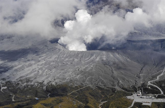 Rök stiger från en krater i berget Mount Aso i södra Japan.